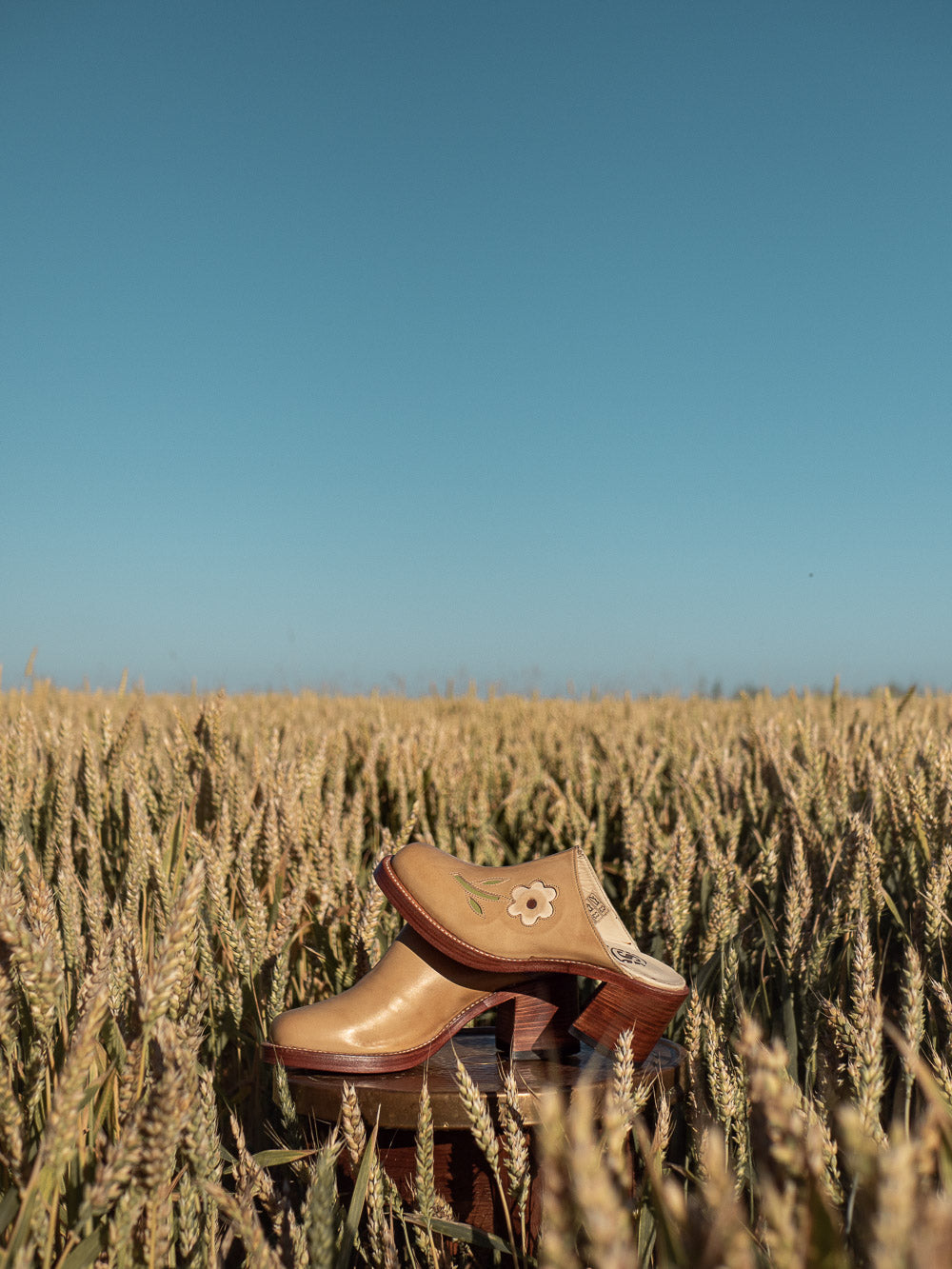 These flower clogs in tan are handcrafted in Spain by Sendra. It is made of the finest leather which adjusts and mould to fit your feet perfectly. The boots are true to size and go with any style. Whenever you're a vintage 70s babe, bohemian soul, 90s girl, western cowgirl or just .. it will be an investment piece that will spice up any outfit.